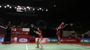 Ganda campuran Indonesia, Rinov Rivaldi/Pitha Haningtyas Mentari, saat menghadapi ganda Chinese Taipei, Lee Jhe-Huei/Hsu Ya Ching, pada laga Indonesia Masters 2020 di Istora Senayan, Jakarta, Selasa (14/1). Rinov Rivaldi/Pitha Haningtyas Mentari kalah 15-21 dan 13-21. (Bola.com/Yoppy Renato)