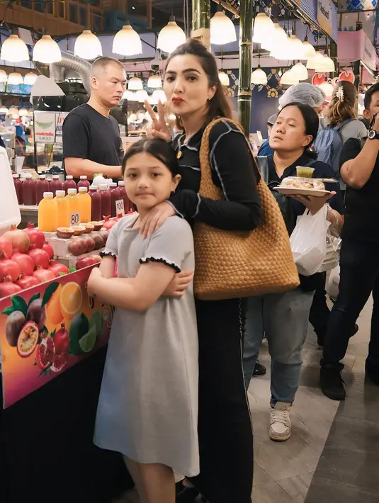 Tas yang sama juga dikenakan Ashanty saat jajan streetfood di Thailand. Kali ia kenakan set long sleeve hitam [@ashanty_ash]