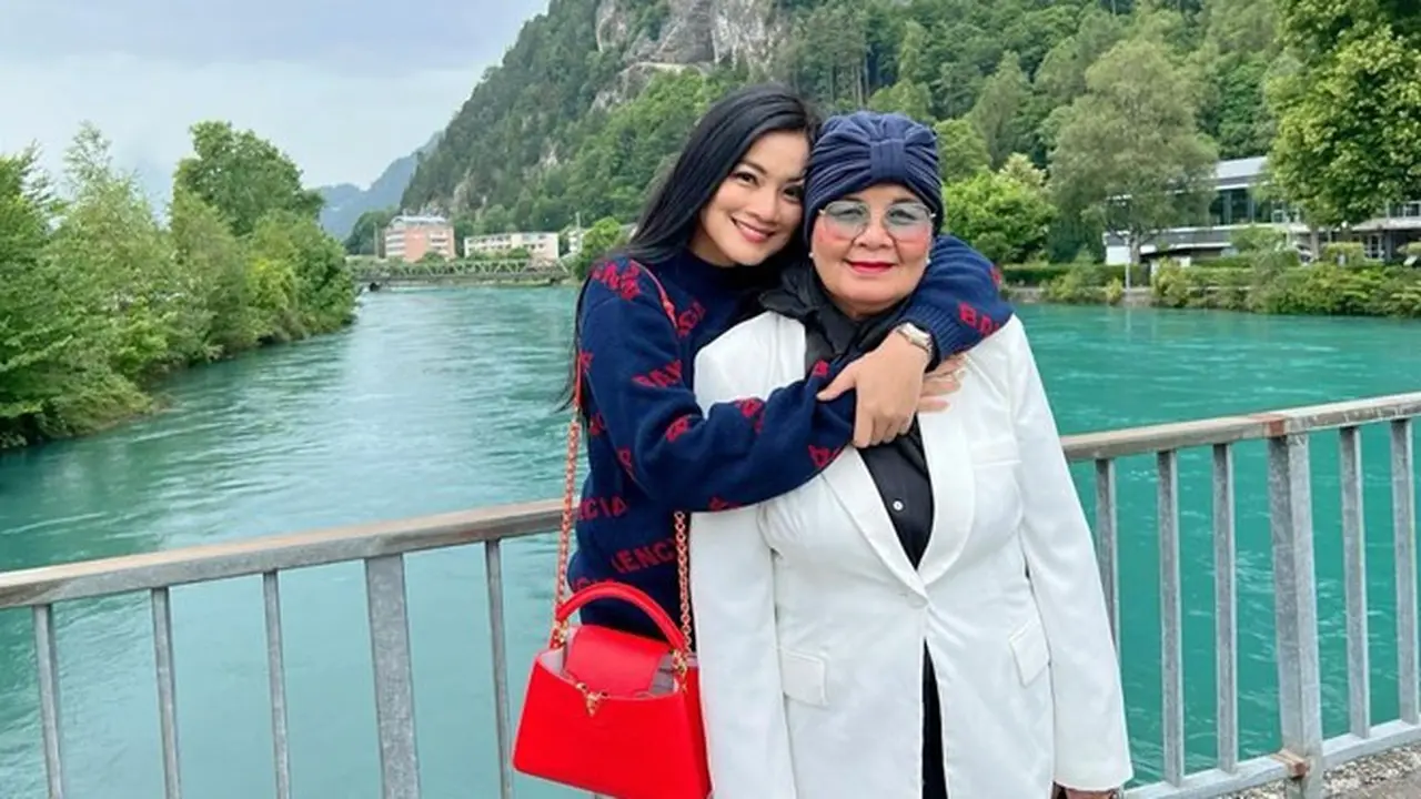 7 Potret Liburan Titi Kamal dan Ibunda di Luar Negeri, Penuh Bahagia