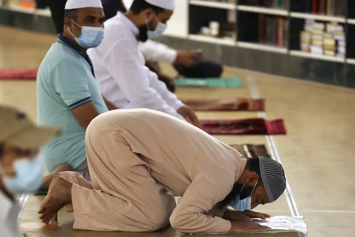 Shalat Sambil Mengkhayal atau Melamun, Memangnya Sah?