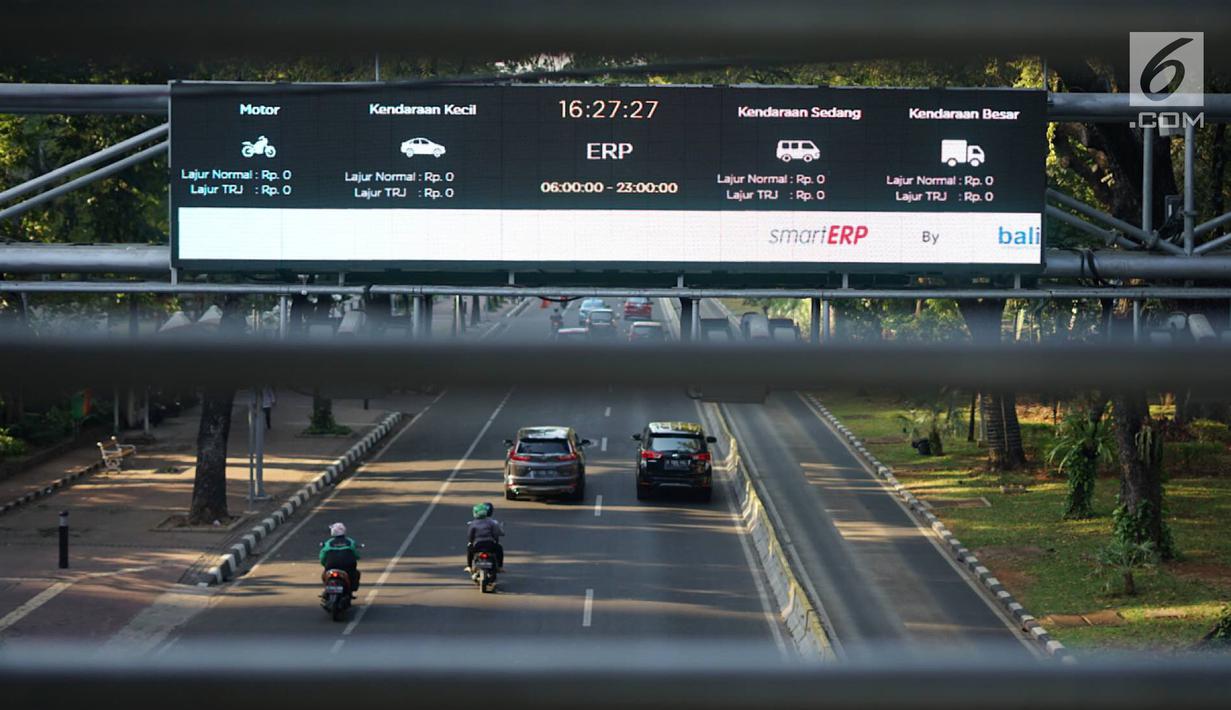 Kendaraan melintas di bawah mesin electronic road pricing (ERP) di Jalan Medan Merdeka Barat, Jakarta, Rabu (11/9/2019). Pemprov DKI menghapus anggaran APBD 2019 sebesar Rp40,9 miliar untuk jalan berbayar atau ERP setelah mendapatkan opini hukum dari Kejaksaan Agung. (Liputan6.com/Immanuel Antonius)