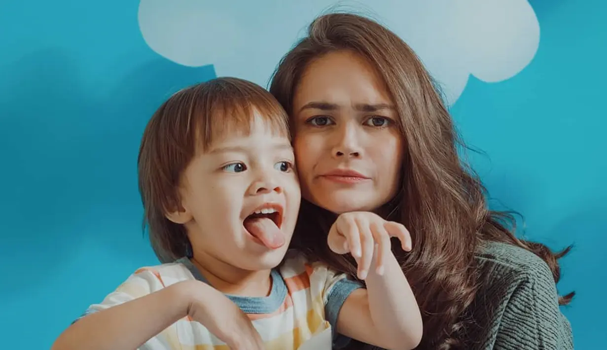 Tak banyak yang tahu, Bjorka ternyata memiliki sifat posesif terhadap sang ibunda. Hal itu terlihat dari beberapa vlog yang diunggah oleh orangtuanya di YouTube. Bjorka kerap kesal ketika harus ditinggal oleh Sabai Morscheck. (Liputan.com/IG/@sabaidieter)