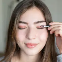 Warna eyeshadow harus sesuai dengan warna kulit agar dapat membuat mata terlihat hidup. (Foto: Pexels/Kampus Production)