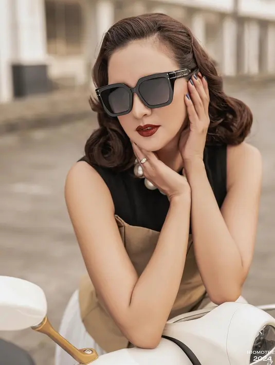 Gaya Donna Agnesia terlihat lebih berkelas dengan curly hair dan lipstik deep red yang menawan [@riomotret]