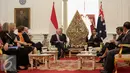 Presiden Joko Widodo bersama PM Australia berbincang saat melakukan pertemuan Istana Merdeka, Jakarta, Kamis (12/11). Presiden Jokowi mengucapkan terima kasih ke pemerintah Australia terkait bantuan mengatasi kebakaran hutan. (Liputan6.com/Faizal Fanani)
