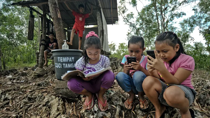 Siswa SD Mendaki Bukit Agar Bisa Belajar Online