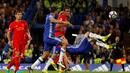 Pemain Chelsea, Oscar, melakukan tendangan salto saat melawan Liverpool pada laga Premier League di Stamford Bridge, London, Sabtu (17/9/2016) dini hari WIB. (Action Images via Reuters/John Sibley)