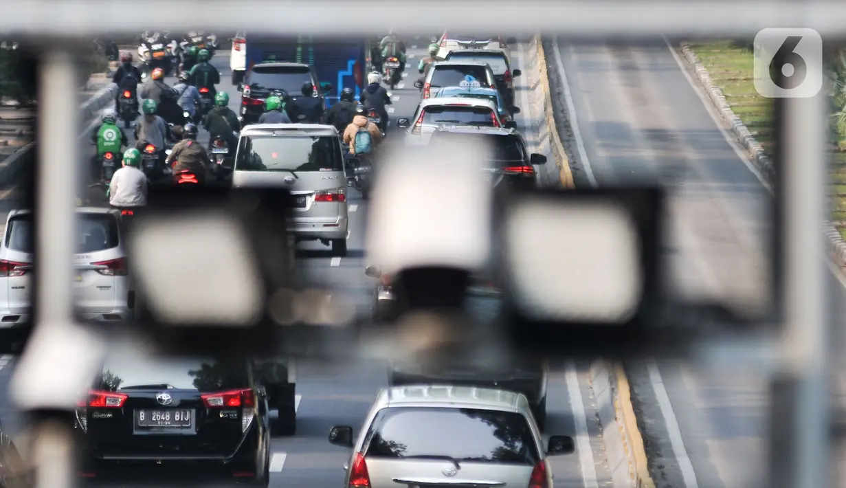 Kendaraan melintasi gerbang Electronic Road Pricing (ERP) di Jalan Medan Merdeka Barat, Jakarta, Rabu (20/11/2019). DKI Jakarta akan mengimplementasikan konsep ERP mulai tahun 2020. (merdeka.com/Iqbal Nugroho)