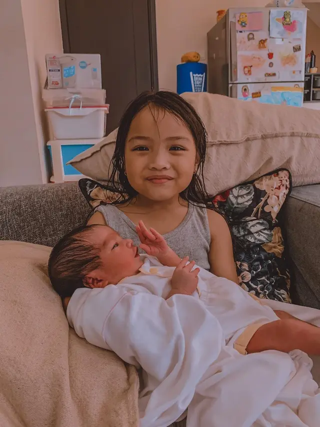 Hampir Berusia 2 Bulan, Ini 6 Potret Gemas Anak Keempat Ricky Harun dan Herfiza