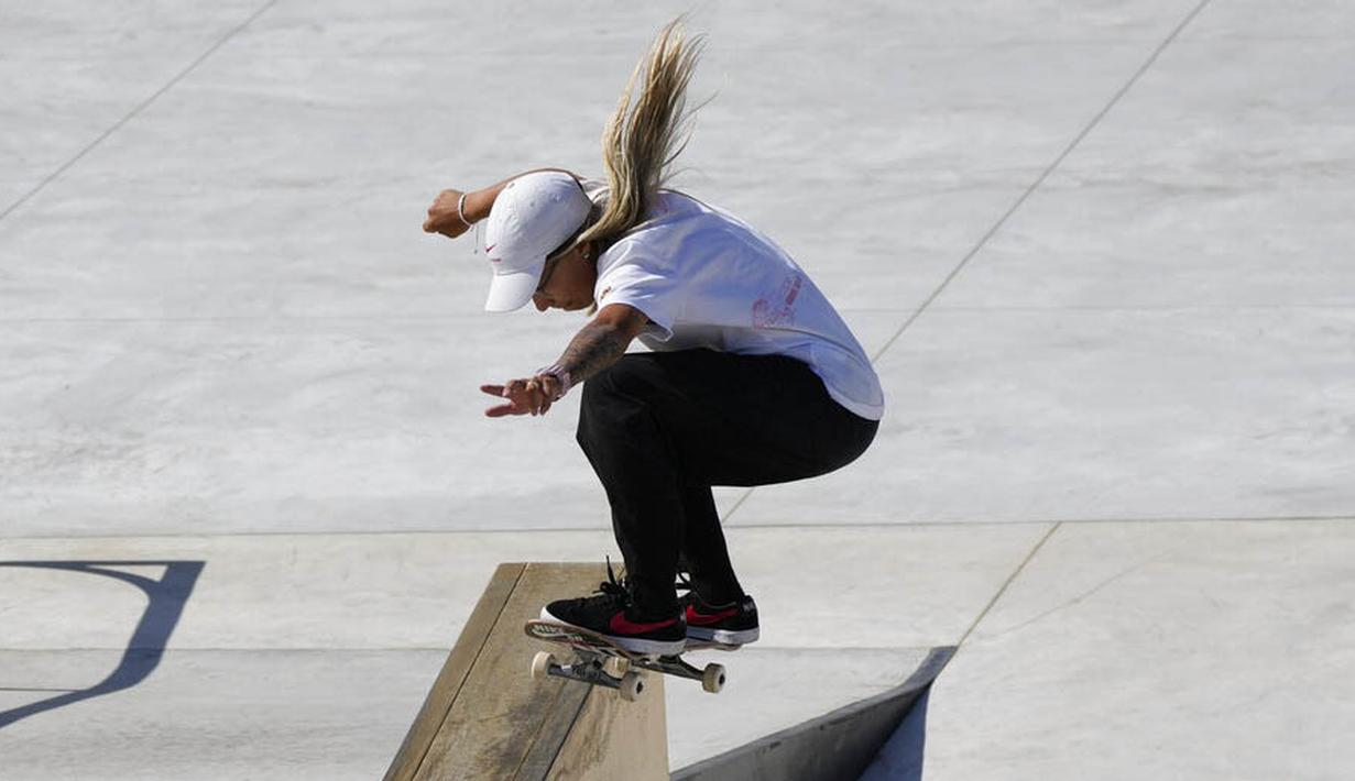 Skater Brasil, Pamela Rosa, saat beraksi pada  Kejuaraan dunia skateboard jalanan di Roma, Jumat (4/6/2021). Ajang tersebut merupakan kualifikasi untuk Olimpiade Tokyo 2020. (AP/Alessandra Tarantino)