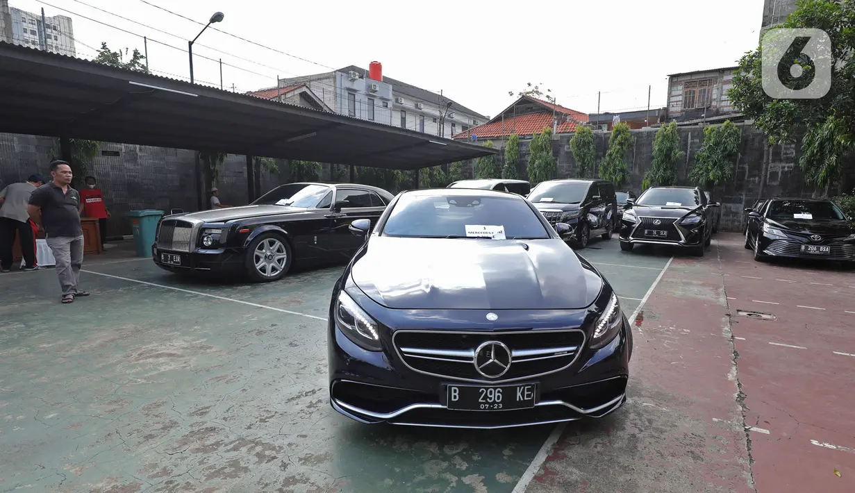 Sejumlah kendaraan sitaan dari tersangka tindak pidana korupsi PT Asabri di Kantor Pusat PT ASABRI (Persero), Cawang, Jakarta, Sabtu (12/6/2021). Lelang mobil hasil sitaan kasus korupsi PT Asabri dilakukan pada 15 Juni 2021 pukul 09.00-11.00 WIB. (Liputan6.com/Herman Zakharia)