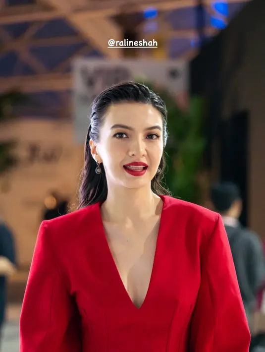 Di look kedua, Raline Shah terlihat lebih fearless dengan outfit bernuansa merah. Memadukan blouse v-neck rendah dengan celana panjang berwarna senada. [@ralineshah]