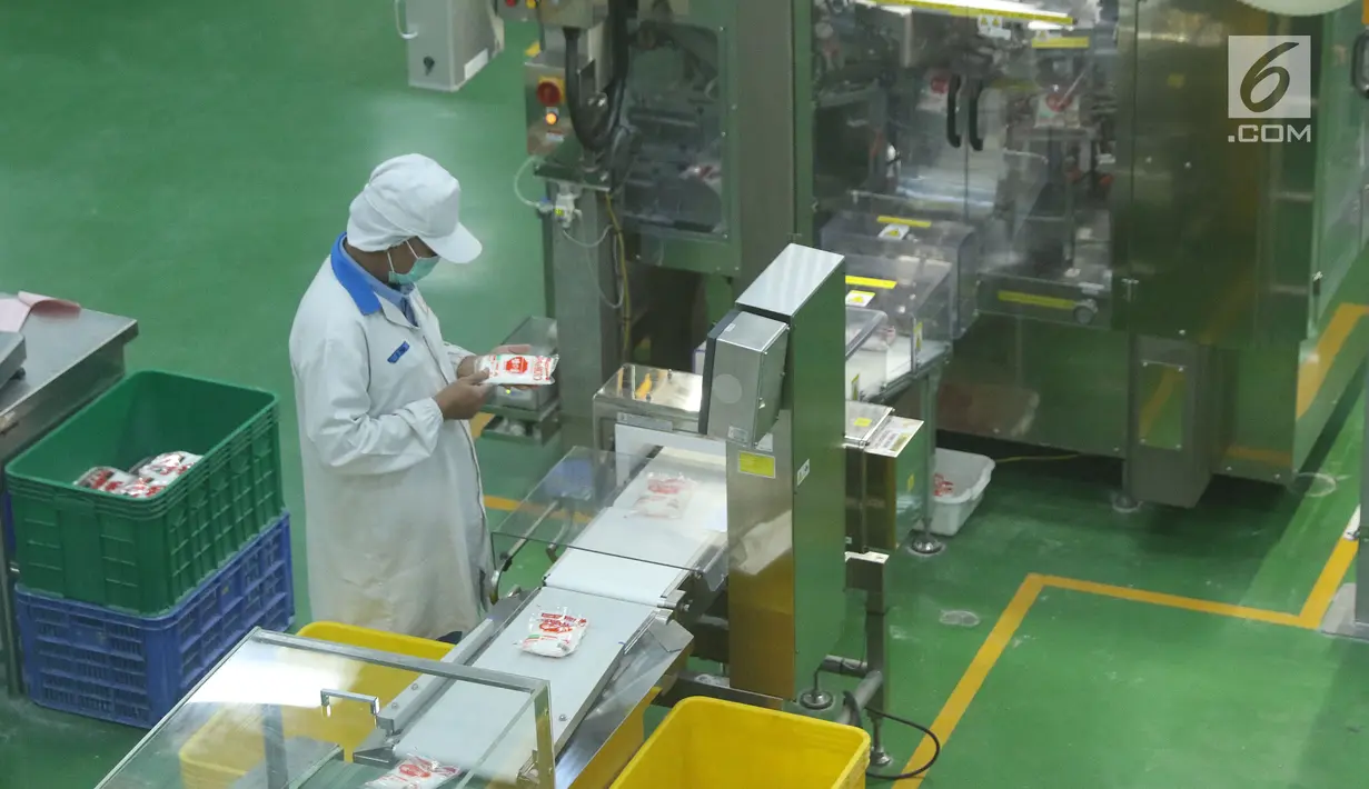 Pekerja mengawasi proses pengemasan produk Ajinomoto di Pabrik Ajinomoto, Mojokerto, Jawa Timur, Kamis (29/11). PT Ajinomoto Indonesia terus berinovasi guna merambah pasar dengan beberapa produk baru. (Liputan6.com/Helmi Fithriansyah)