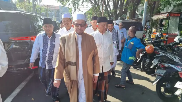 Ketua Majelis Syuro Habib Salim Segaf Al Jufri dan Presiden PKS Ahmad Syaikhu hadiri haul Haul Habib Abu Bakar Assegaf di Gresik. (Istimewa)