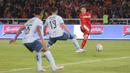 Pemain Persija Jakarta, Ryo Matsumura (kanan), menendang bola ke gawang Persita Tangerang dalam pertandingan pekan ke-21 BRI Liga 1 2023/2024 yang berlangsung di Stadion Utama Gelora Bung Karno, Jakarta, Minggu (3/12/2023) malam WIB. (Bola.com/M Iqbal Ichsan)