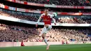 6. Mesut Ozil (Arsenal) - Ozil resmi menggunakan nomor punggung 10 Arsenal pada musim 2018-2019. Gelandang serang asal Jerman ini menjadi andalan The Gunners. (AFP/ Adrian Dennis)