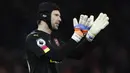 Kiper Arsenal, Petr Cech, menyapa suporter usai menaklukkan Crystal Palace 2-0. Kemenangan ini mengantar The Gunners naik ke posisi tiga klasemen Liga Inggri 2016-2017 menggeser posisi Manchester City. (Reuters/Stefan Wermuth)