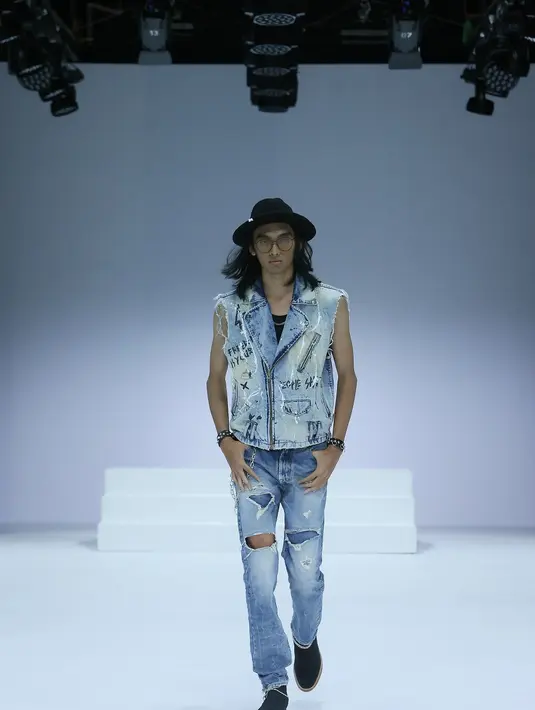 Selanjutnya, koleksi streetwear dari Bespoke Jeans Lab juga tak kalah mencuri perhatian. Setiap produk adalah ‘one of a kind’ dan handmade. Basis terutama dimulai dengan proses dekonstruksi dan kemudian rekonstruksi. (JFW).