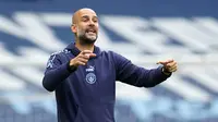 Pelatih Manchester City, Pep Guardiola, memberikan arahan kepada pemainnya saat menghadapi Bournemouth pada laga lanjutan Premier League pekan ke-36 di Etihad Stadium, Kamis (16/7/2020) dini hari WIB. Manchester City menang 2-1 atas Bournemouth. (AFP/Dave Thompson/pool)