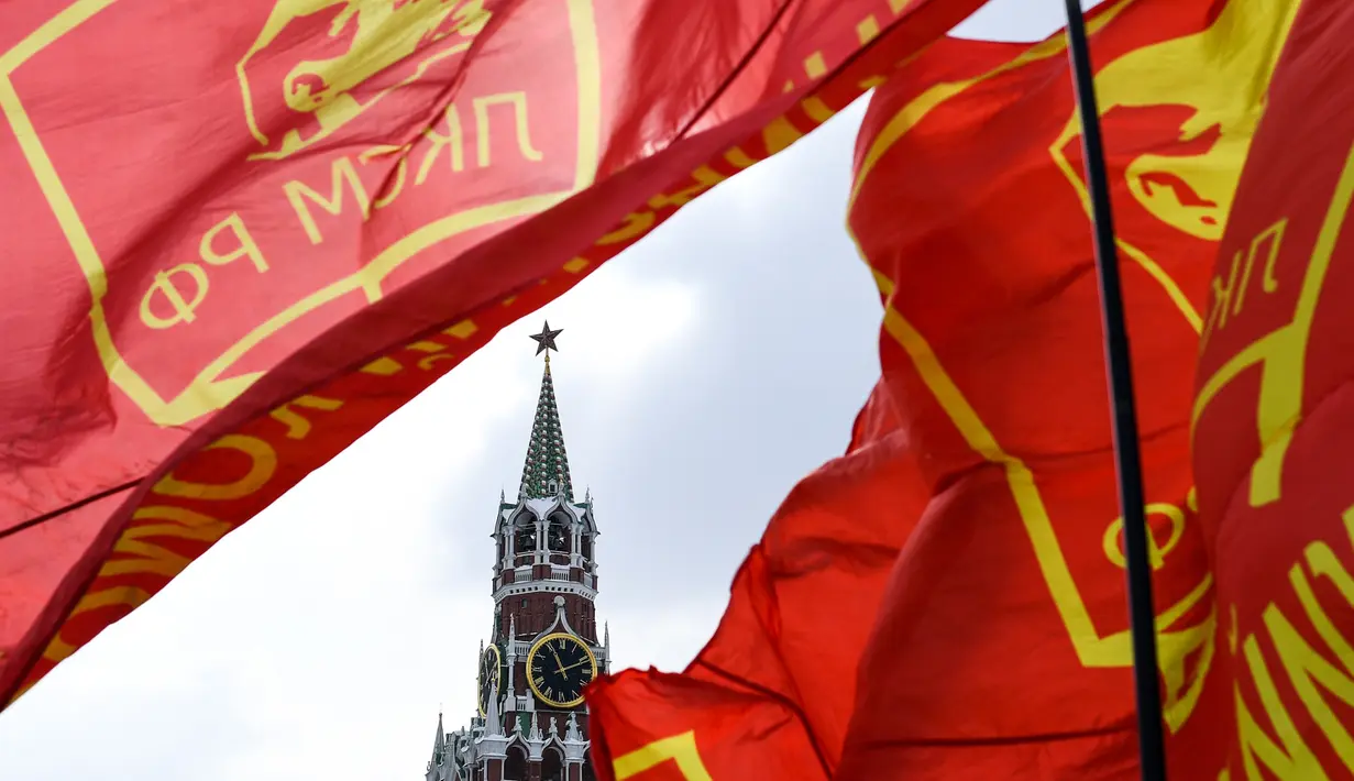 Bendera berkibar saat upacara memperingati 65 tahun kematian Joseph Stalin di Lapangan Merah, Moskow (5/3). Stalin adalah salah satu dari tujuh anggota pertama Politbiro, yang didirikan pada tahun 1917. (AFP/Kirill Kudryavtsev)