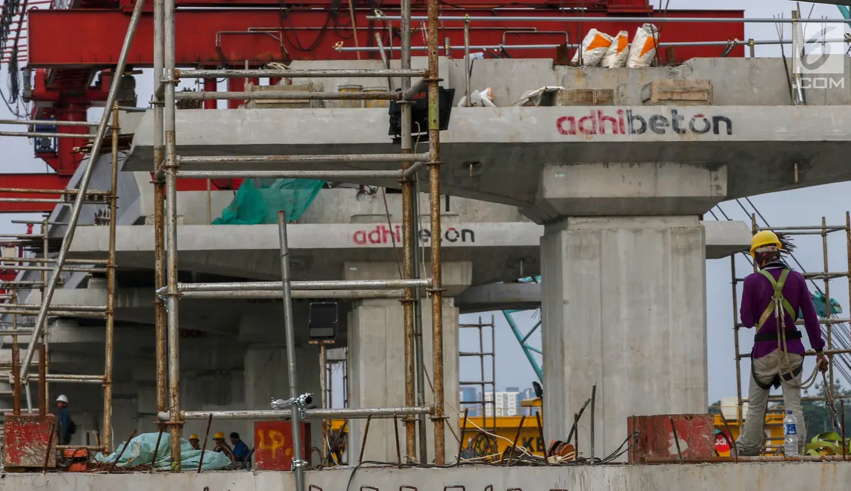 Pekerja menyelesaikan pembangunan jalur kereta ringan atau LRT Jabodebek rute Cawang-Dukuh Atas di Cawang, Jakarta, Senin (29/4/2019). Menurut PT Adhi Karya selaku kontraktor pelaksana proyek LRT, pembangunan jalur LRT mencapai 47,95 persen (data per akhir Maret 2019). (Liputan6.com/Johan Tallo)