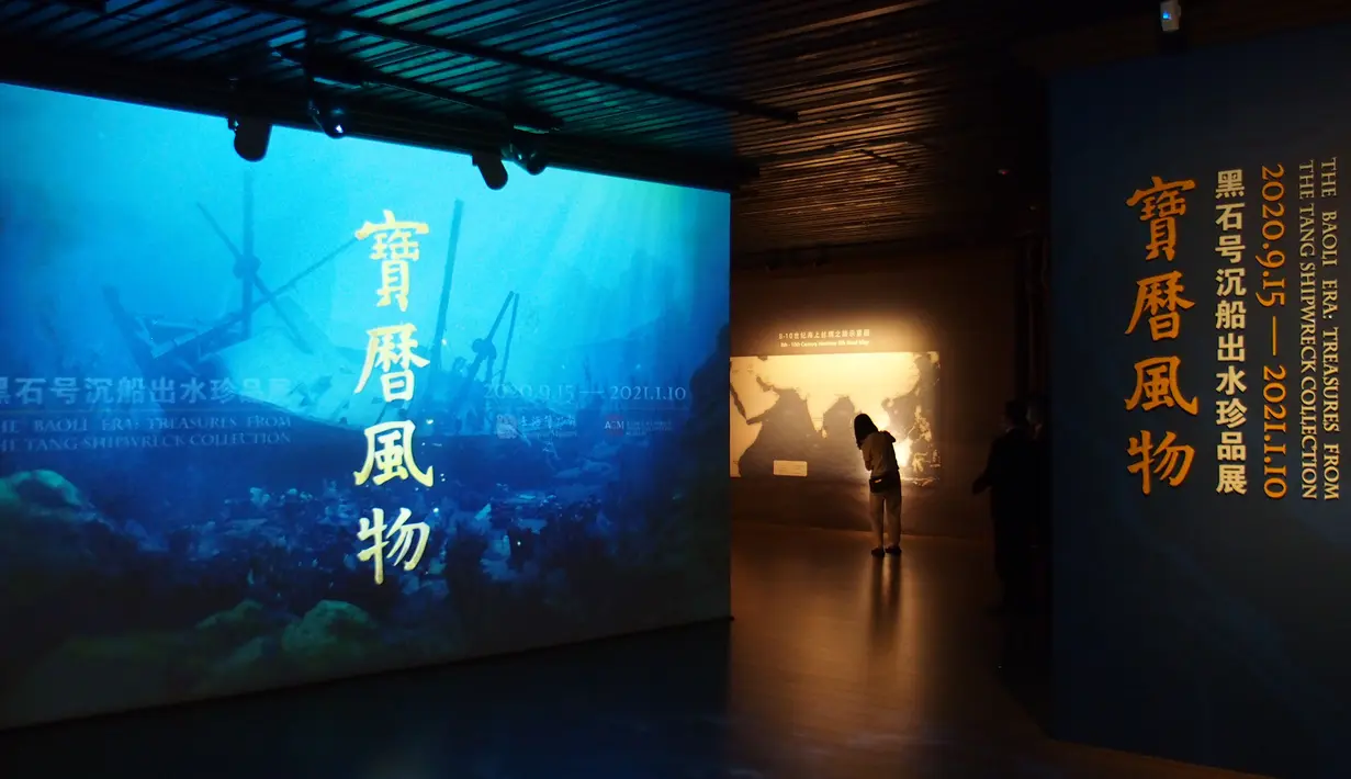 Seorang pengunjung menghadiri pameran bertajuk "Era Baoli: Harta Karun dari Koleksi Bangkai Kapal Tang" di Shanghai, China, pada 14 September 2020. Total 248 buah (kelompok) relik budaya dipertunjukkan dalam pameran yang akan berlangsung hingga 10 Januari 2021 itu. (Xinhua/Ren Long)