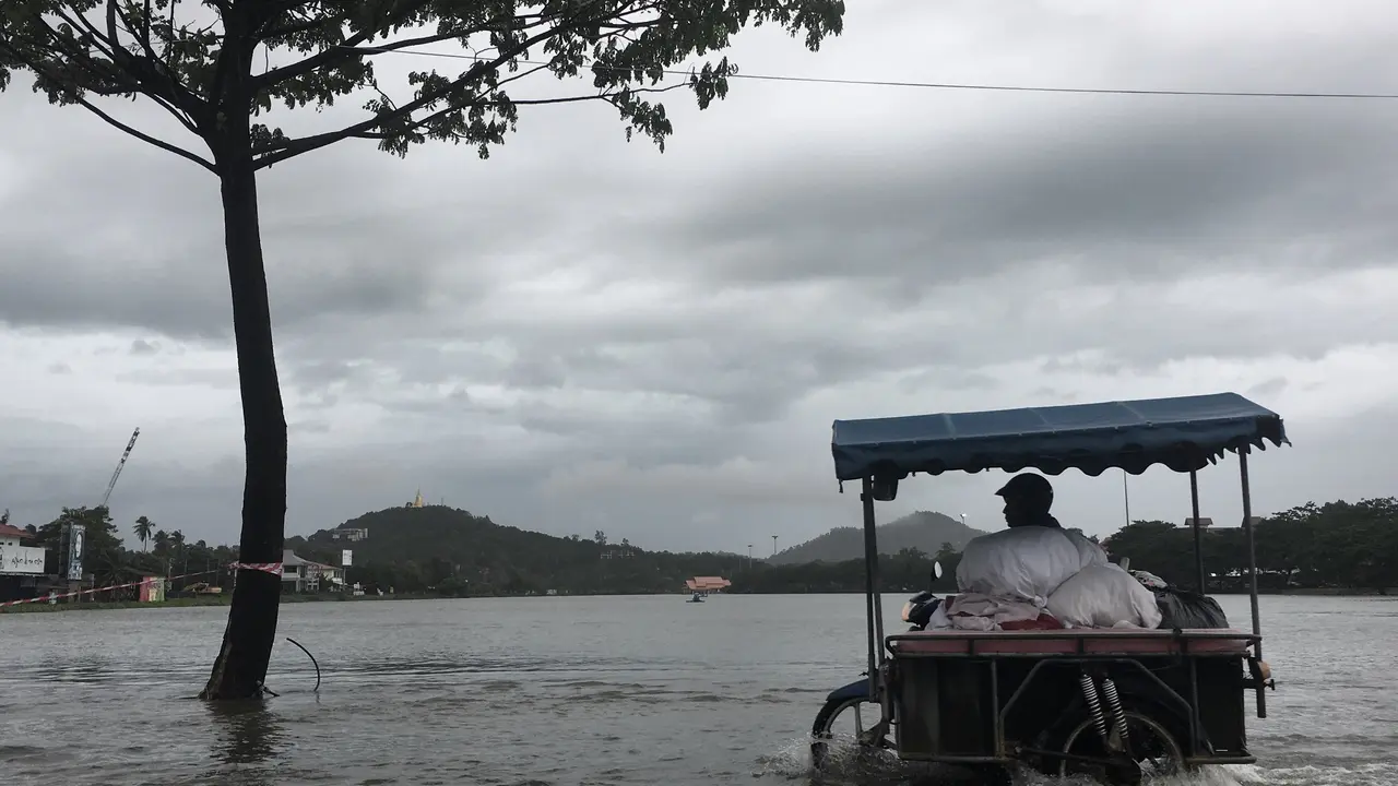 Hujan deras yang mengguyur Thailand selatan menyebabkan banjir