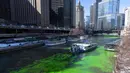 Anggota Plumbers Union Local 130 mewarnai Sungai Chicago dengan warna hijau, Sabtu (12/3/2022). Perubahan warna ini dilakukan untuk menyambut Hari St. Patrick pada Kamis mendatang. (Tyler Pasciak LaRiviere/Chicago Sun-Times via AP)