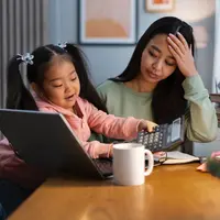 Perbedaan energi antara ibu introvert dan anak ekstrovert sering membuat pengasuhan terasa melelahkan. [Dok/freepik.com]