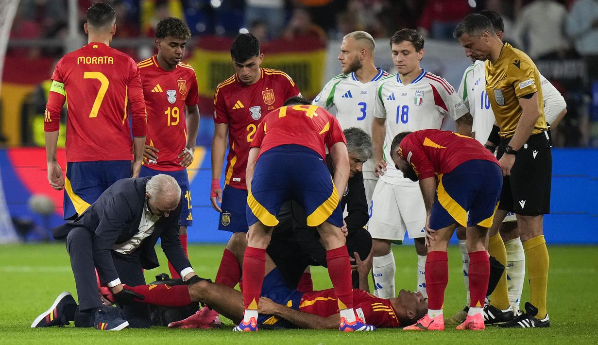Gelandang Timnas Spanyol, Rodri mendapatkan perawatan tim medis usai mengalami cedera saat menghadapi Timnas Italia pada laga matchday kedua Grup B Euro 2024 di Arena Aufschalke, Gelsenkirchen, Jerman, Kamis (20/6/2024). (AP Photo/Alessandra Tarantino)