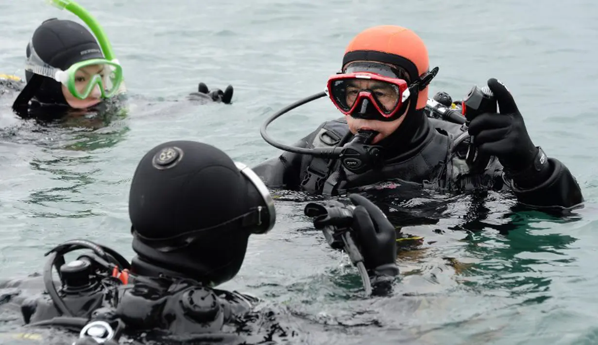 Yasuo Takamatsu mengaku tak bisa menyelam. Ia melakukan ini karena kecintaan terhadap istrinya yang diakuinya sangat baik itu (AFP Photo/Toru Yamanaka).