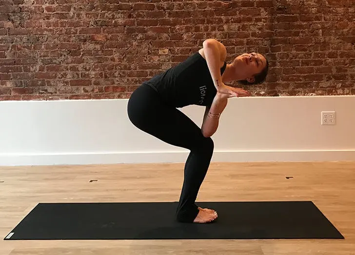 Yoga jadi cara mudah untuk hilangkan sakit karena menstruasi. (Sumber Foto: LYONS DEN POWER YOGA/PureWow)