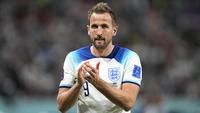Harry Kane. Striker Timnas Inggris berusia 29 tahun ini hingga kini tercatat telah mengoleksi 6 gol dan 2 assist di ajang Piala Dunia. Raihan tersebut didapat dari total 7 pertandingan dalam 2 edisi, 2018 dan 2022. Pada Piala Dunia 2022 yang baru saja dimulai, ia ikut menyumbang 2 assist saat Inggris menang telak 6-2 atas Iran di matchday pertama Grup B (21/11/2022). (AP/Abbie Parr)