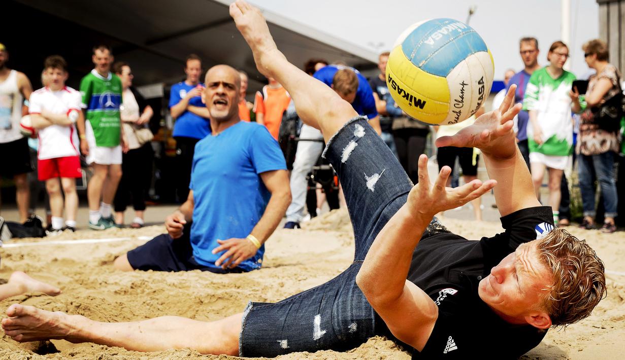 2. Dirk Kuyt - Legenda Liverpool tersbut mendirikan yayasan amal Dirk Kuyt Foundation pada tahun 2006. Dirk fokus untuk membantu para disabiitas terutama anak-anak yang mempunyai semangat untuk berolahraga. (AFP/Remko de Waal)