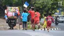 Anak-anak mengejar layang-layang yang putus di tepi Kanal Banjir Timur (KBT), Jakarta, Jumat (5/7/2019). Layang-layang sangat diminati berbagai kalangan dari anak-anak hingga orang dewasa. (merdeka.com/Imam Buhori)