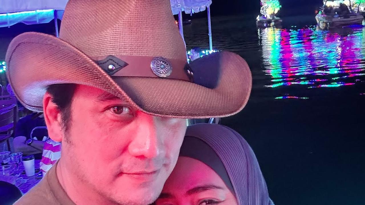 Potret Tengku Firmansyah Pakai Topi Cowboy saat Liburan di Texas Bersama Keluarga