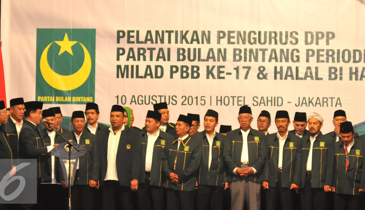 Ketua Umum PBB, Yusril Ihza Mahendra (kedua kiri) didampingi Ketua Majelis Syuro PBB, MS Kaban (kiri) memimpin pengucapan sumpah pelantikan pengurus PBB sekaligus peringatan Milad ke-17 PBB di Jakarta, Senin (10/8/2015). (Liputan6.com/Herman Zakharia)