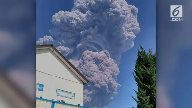 Gunung Sinabung meletus Senin (19/2) pagi. Letusan itu membuat asap tebal keluar dari dalam kawah setinggi 5 KM