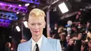 Tilda Swinton berpose untuk para fotografer setibanya di pemutaran perdana film 'The Eternal Daughter' dalam Festival Film London BFI 2022 di London, Kamis, 6 Oktober 2022. Tilda memancarkan kepercayaan diri di karpet merah acara tersebut. (Photo by Vianney Le Caer/Invision/AP)