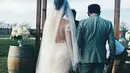 Dalam sebuah video yang beredar, pasangan ini menikah di luar ruangan. Prosesi sakral janji suci sehidup semati diucapkan oleh bintang film Guru Bangsa: Tjokroaminoto itu dengan bahasa Inggris. (Instagram/aliciamilka)