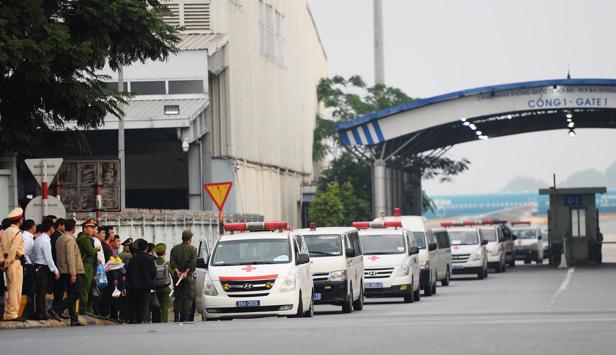 Ambulans yang membawa belasan jenazah yang ditemukan tewas dalam truk kontainer di Inggris, meninggalkan bandara internasional Noi Bai, Hanoi, Rabu (27/11/2019). Begitu tiba di Vietnam, sebanyak 16 dari 39 jenazah dibawa ke kampung halaman mereka masing-masing dengan ambulans. (Nhac NGUYEN/AFP)