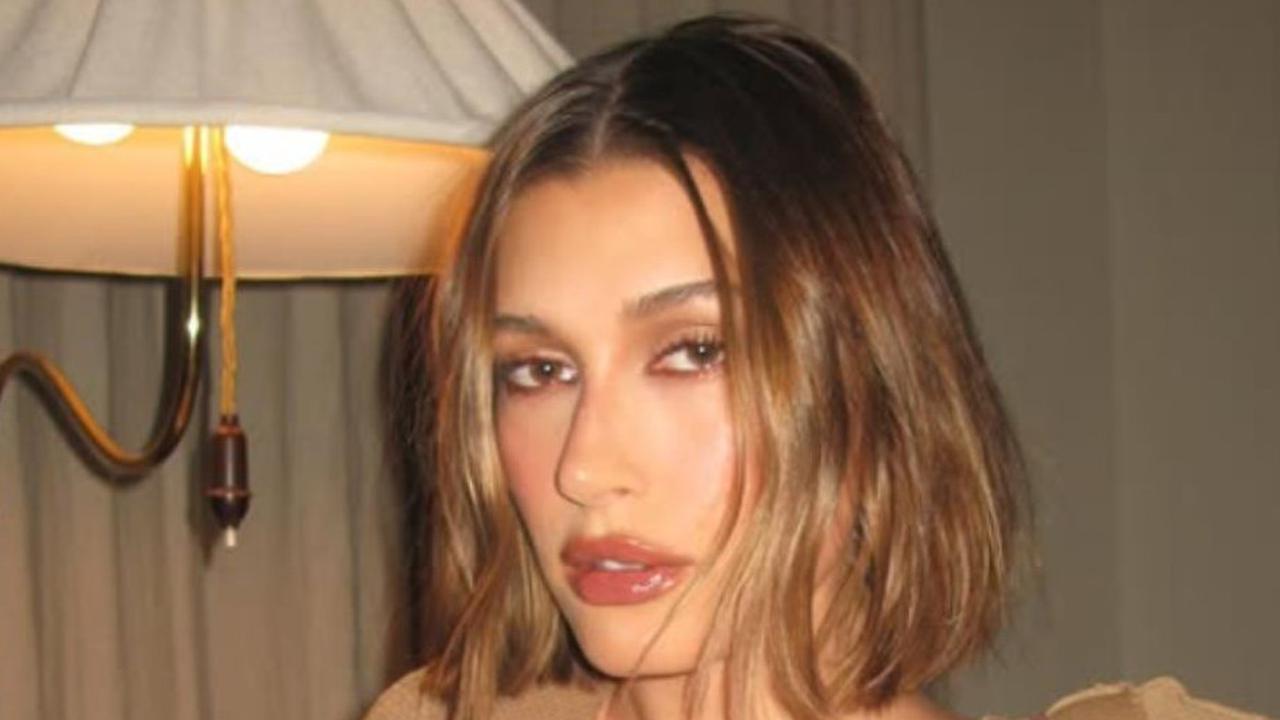 Potret Dapur Mewah Rumah Hailey Bieber, Model Elegan dengan Sentuhan Monokrom