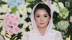 Aktris Sheza Idris tampak cantik menggunakan busana muslim jelang pengajian di kediamannya kawasan Duri Kosambi, Jakarta, Kamis (10/08). Sheza Idris akan menikah dengan Surya Ibrahim. (Liputan6.com/Herman Zakharia)