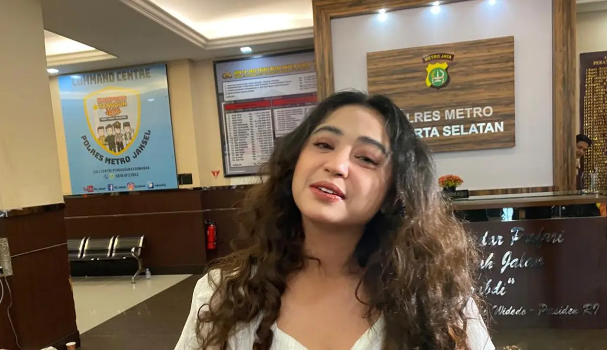 "Aku sebagai warga negara yang baik, yang merasa terganggu dengan statement-statement yang tidak baik, yang mengarah pada penghinaan dan fitnah, jadi saya wajib untuk melapor," ujar Dewi Perssik saat ditemui, baru-baru ini. (ist - Munady Widjaja)