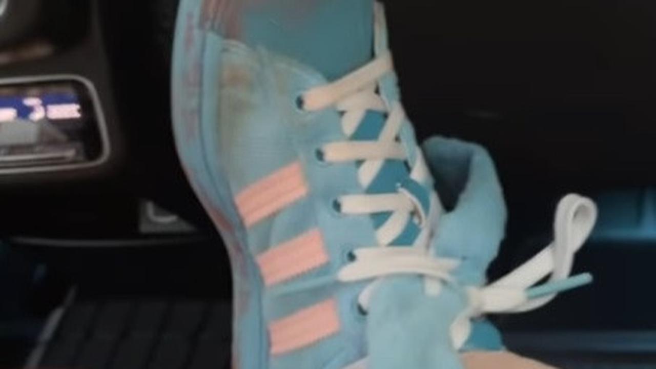 Sepatu Terlihat Kotor Karena Menginjak Tanah