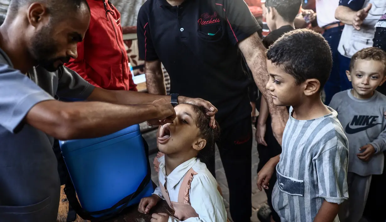 Program vaksinasi polio bertujuan untuk memvaksinasi lebih dari 640.000 anak di Jalur Gaza. (Eyad BABA/AFP)