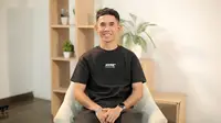 Pembalap nasional Gerry Salim saat menjadi narasumber Lebih Dekat, salah satu program andalan Bola.com di channel Youtube. (Bagaskara Lazuardi/Bola.com)