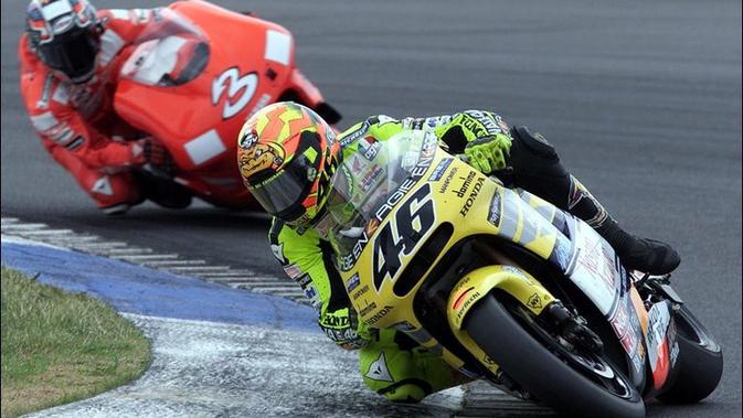 Valentino Rossi memenangi persaingan dengan Max Biaggi pada MotoGP Australia 2001. (BBC)