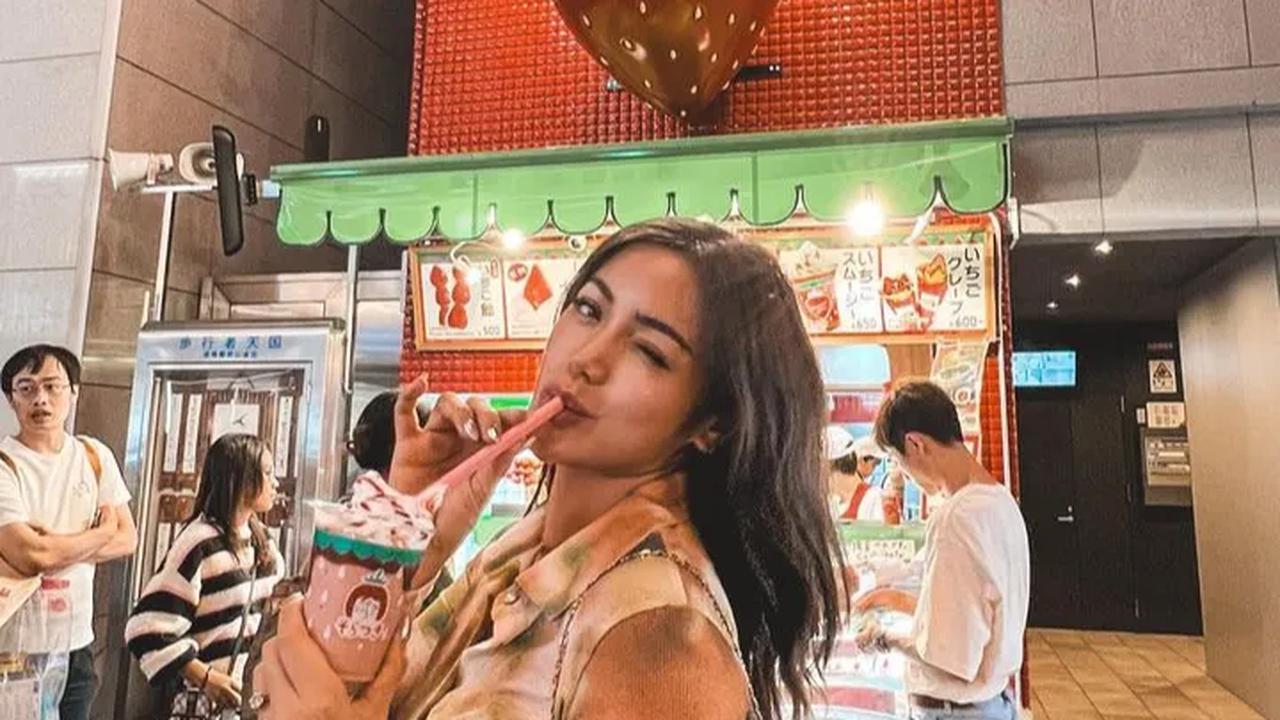 Tersangka kasus penipuan dan penggelapan mobil milik artis Jessica Iskandar, Christoper Stefanus Budianto diduga berpindah- pindah negara untuk kabur menghindari kejaran polisi.