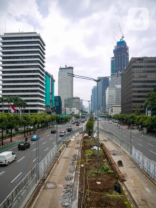 Suasana proyek pembangunan jalur MRT Jakarta fase II di kawasan Thamrin, Jakarta, Rabu (6/1/2021). Jalur MRT fase II tahap kedua (CP202) yaitu dari Harmoni-Mangga Besar juga diperkirakan akan mundur hingga Agustus 2027. (Liputan6.com/Faizal Fanani)